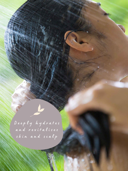 Lady washing her hair with Shapo’netta Organic Shampoo Bar with Argan Oil and Turmeric by Conlemany®